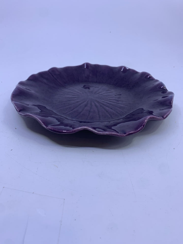 6 PURPLE FLOWER SHAPED LUNCH PLATES.