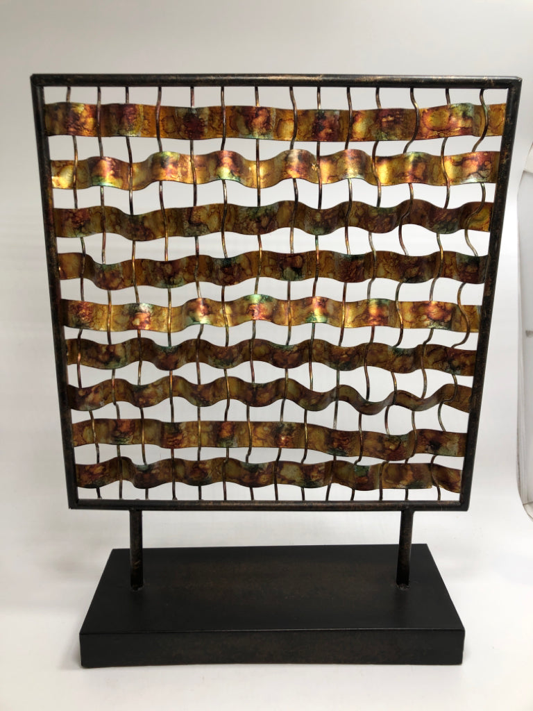 ABSTRACT METAL DISTRESSED SCULPTURE.