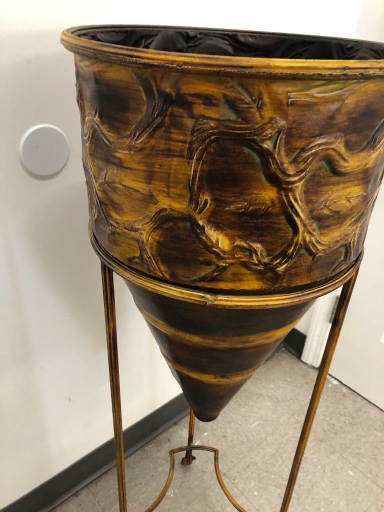 LARGE METAL TAN TEXTURED PLANTER IN STAND.