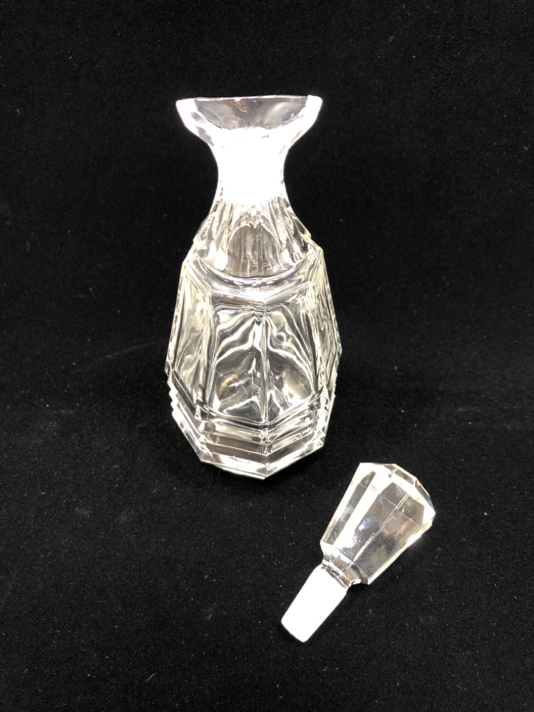 SM CUT GLASS DECANTER.