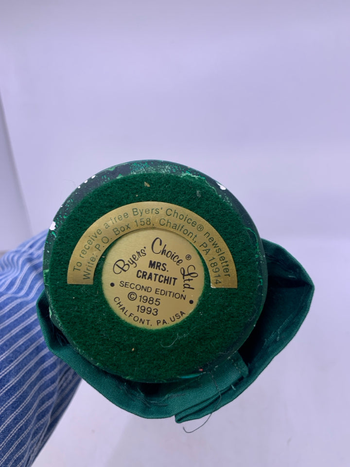 1993 BYERS' CHOICE WOMAN CAROLER WITH FLOWERS.