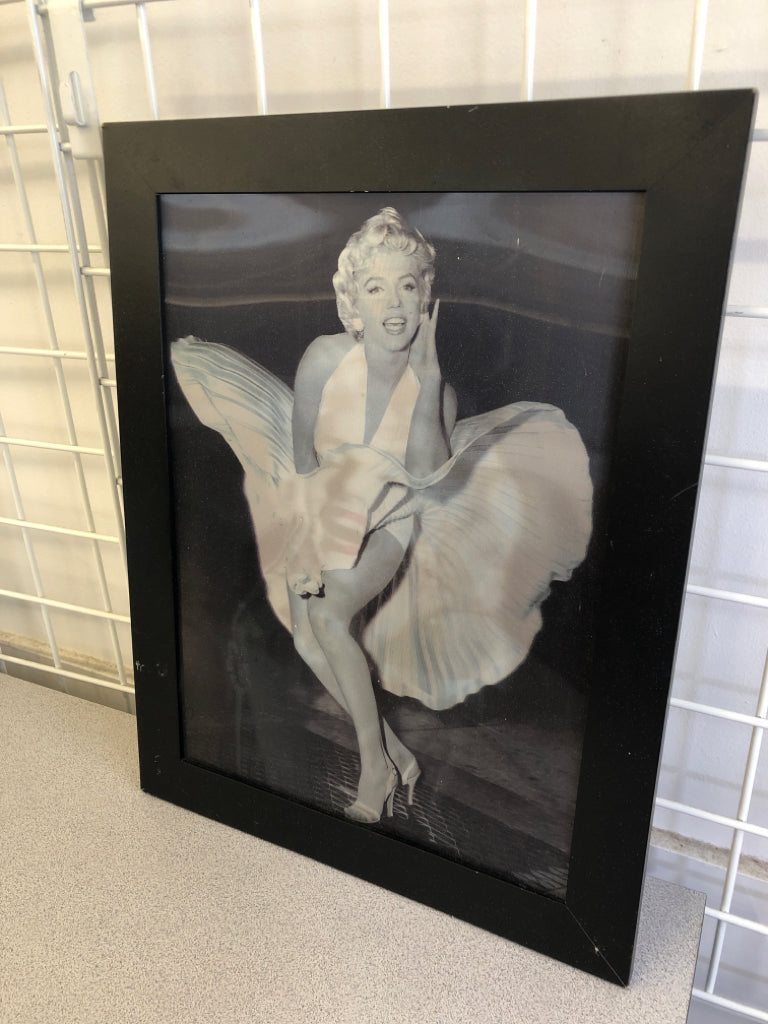 MARILYN MONROE BLACK FRAMED HOLOGRAPHIC PHOTO.