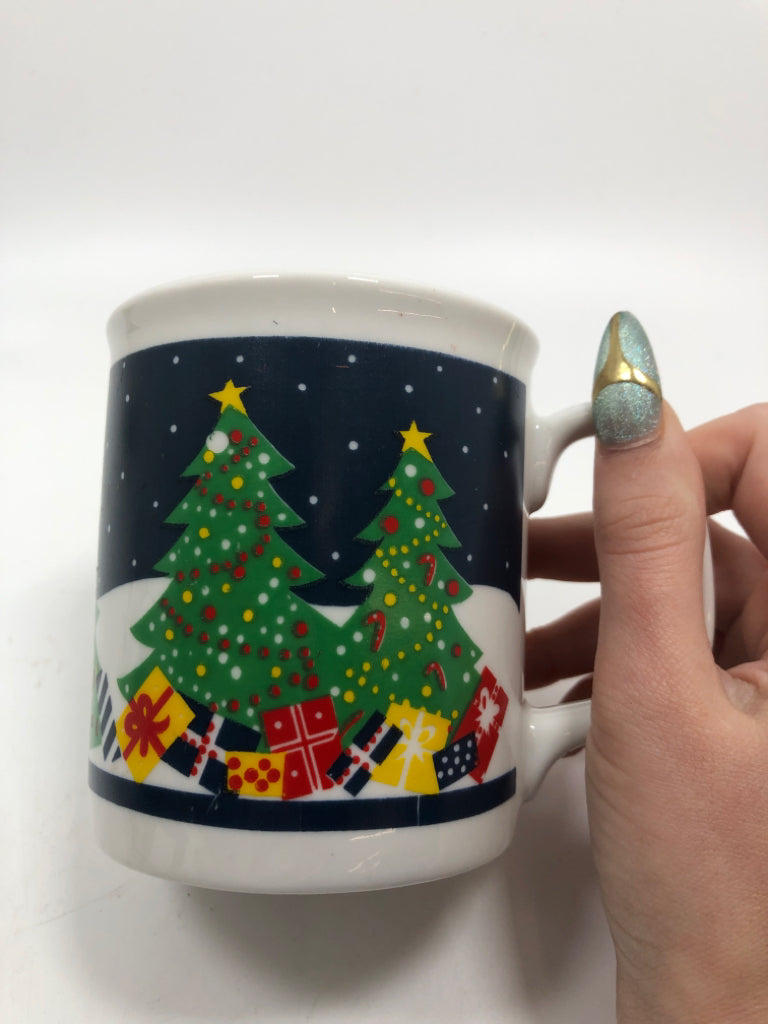 4 VTG HOLIDAY SCENE MUGS