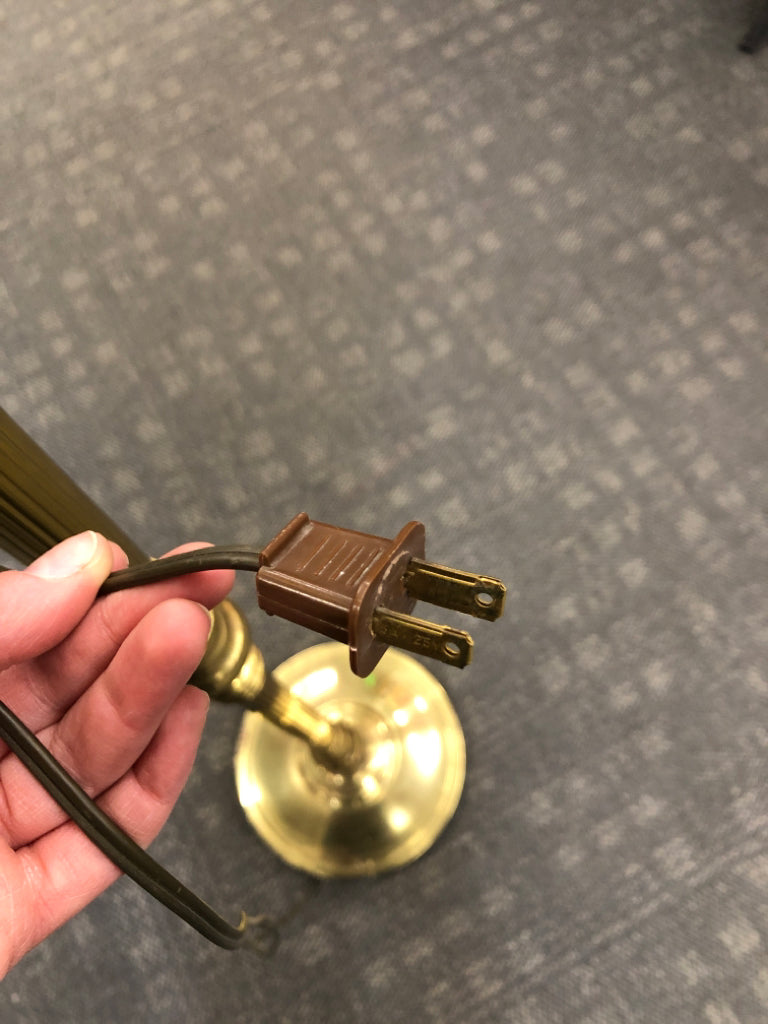 ADJUSTABLE GOLD FLOOR LAMP.