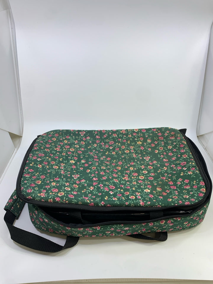 CASSEROLE DISH W/CARRY CASE.