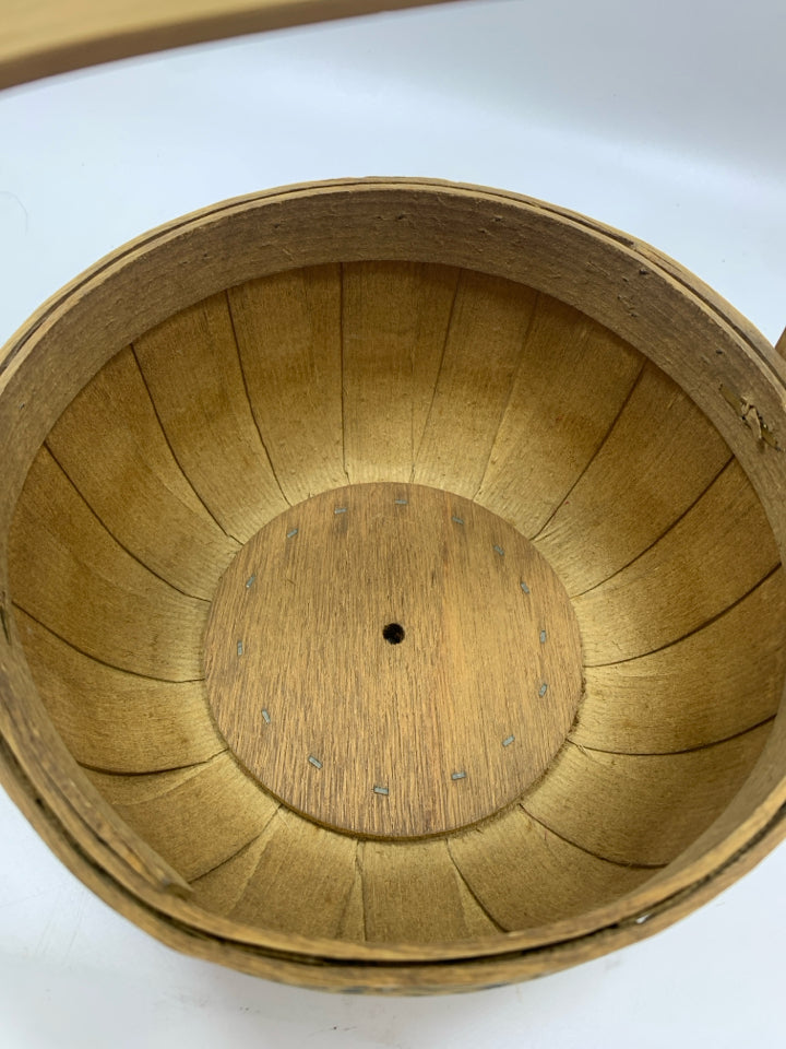 ROUND WOOD BASKET W/BLUE PAINTED FLOWERS.