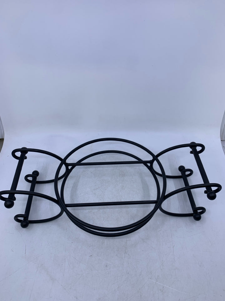 WROUGHT IRON CIRCLE BASKET STAND W/ SCROLL HANDLES.