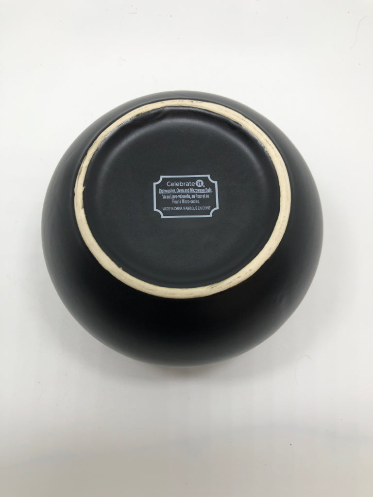 BLACK CERAMIC CALDERON.