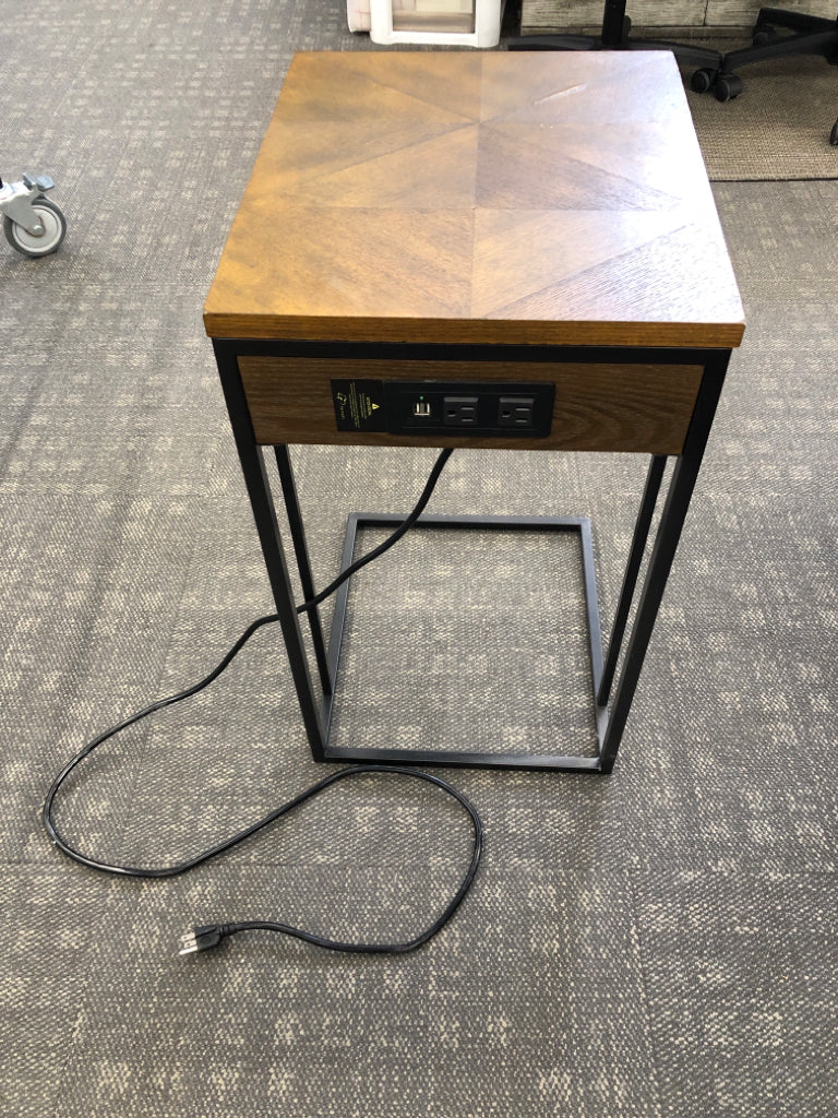 C-SHAPED END TABLE W/OUTLETS & WOOD TOP.