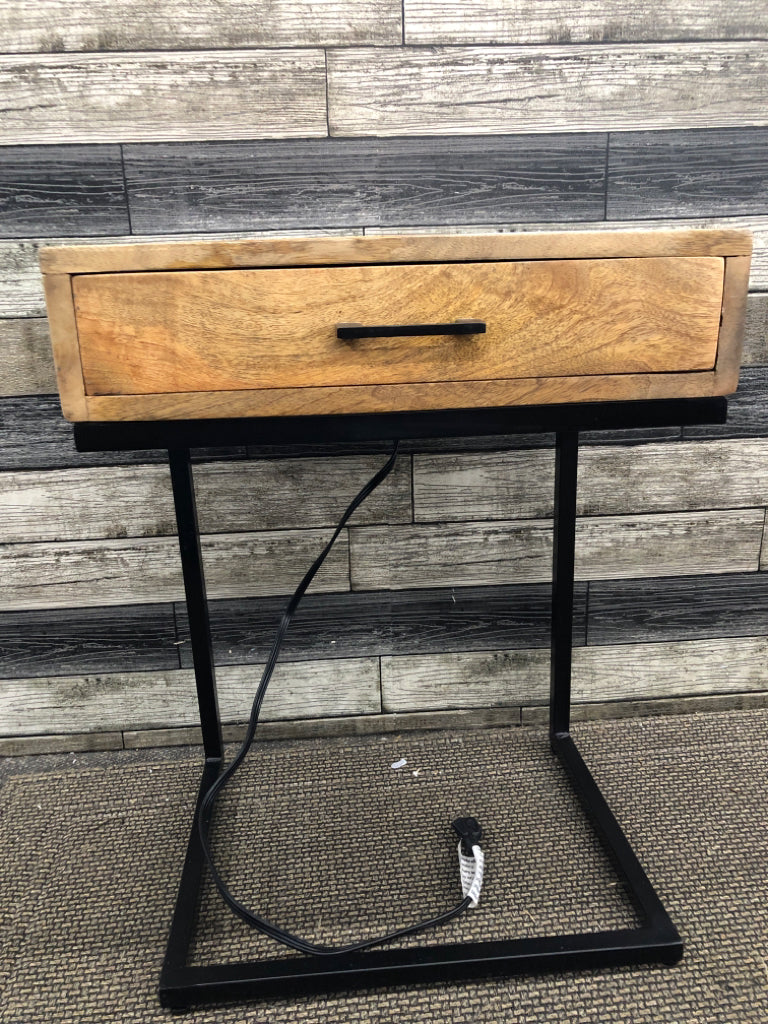 FARMHOUSE C-SHAPED SIDE TABLE W/DRAWER.