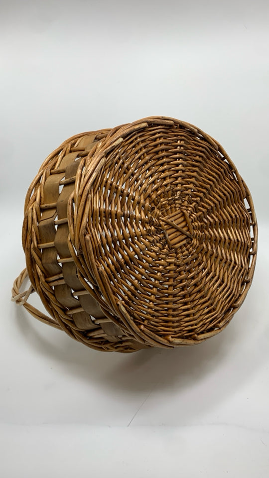 2-TONED WOOD WOVEN BASKET.