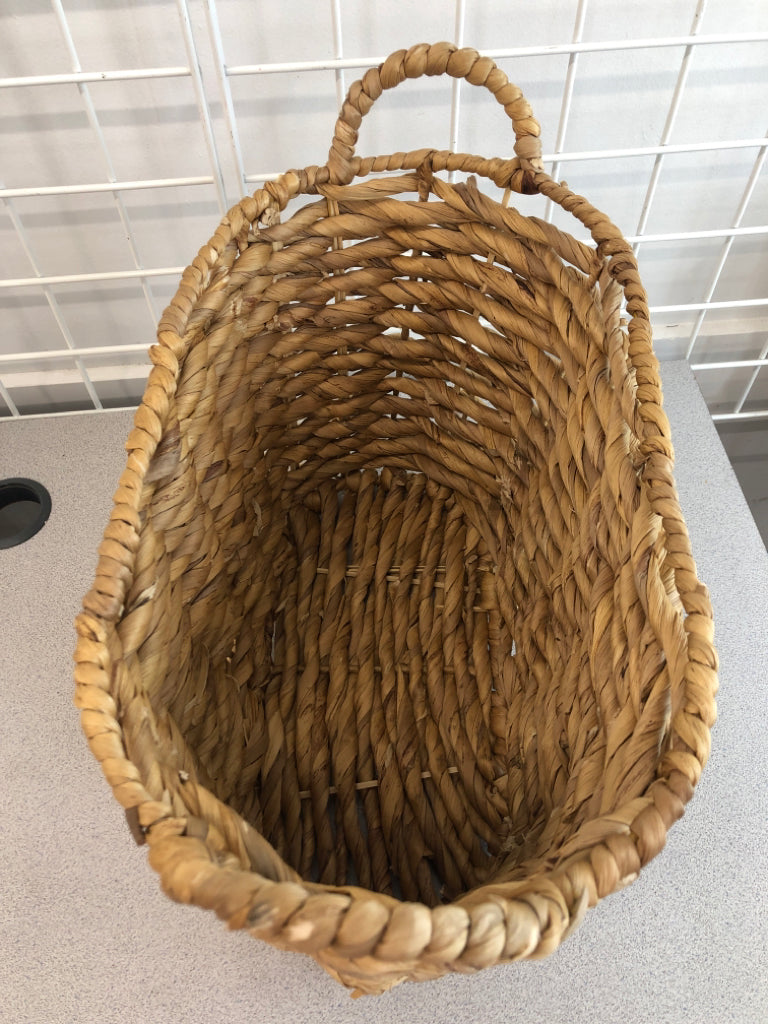 WICKER BASKET W/HANDLES.