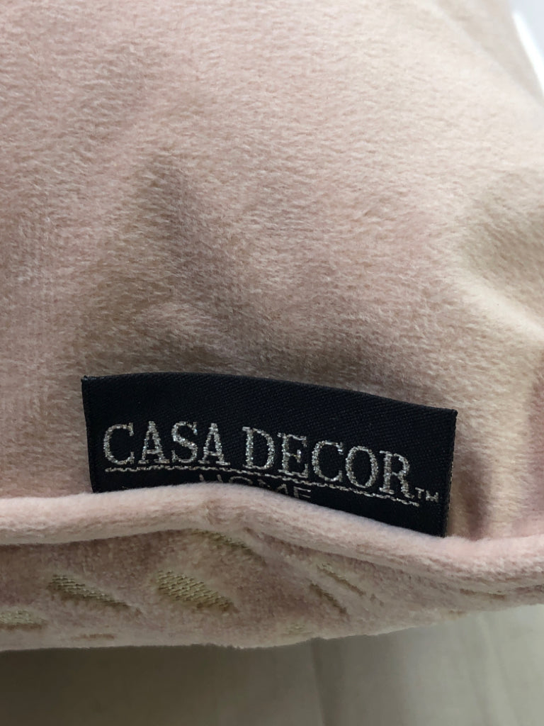 RECTANGLE PINK VELOUR PILLOW.