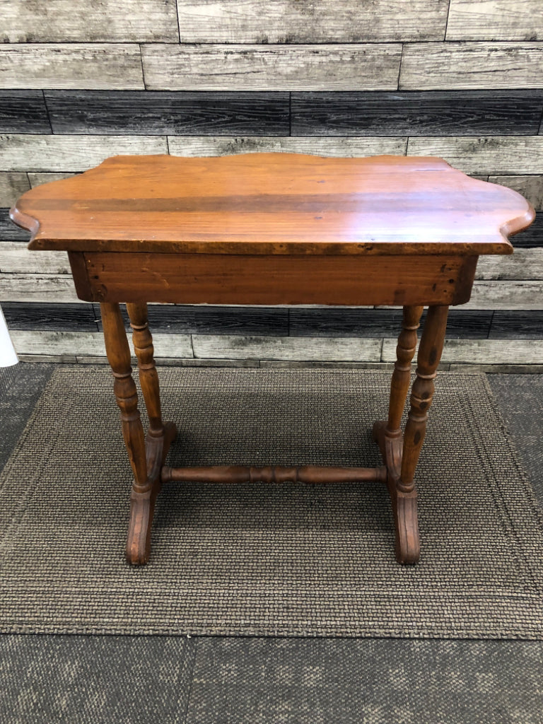 VTG SCALLOPED TABLE W/SPINDLE LEGS & DRAWER.