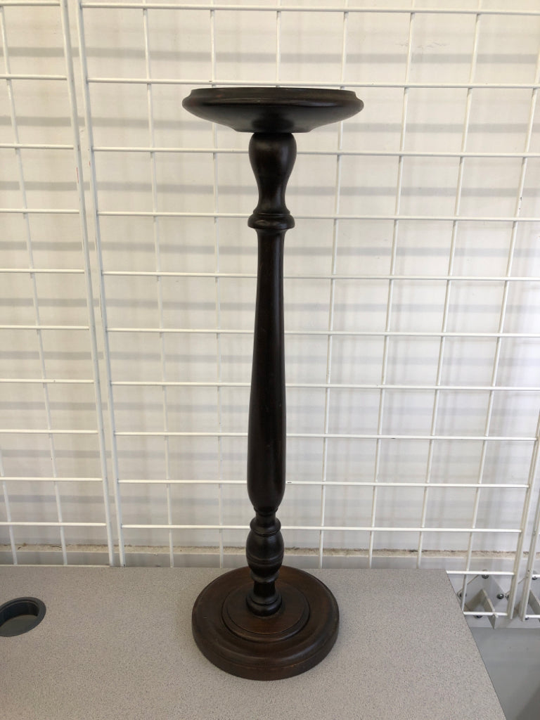DARK WOOD PILLAR CANDLE HOLDER.