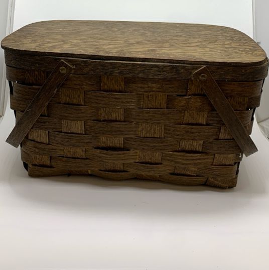 VTG BROWN WOVEN BASKET W/FLIP LID AND HANDLES.