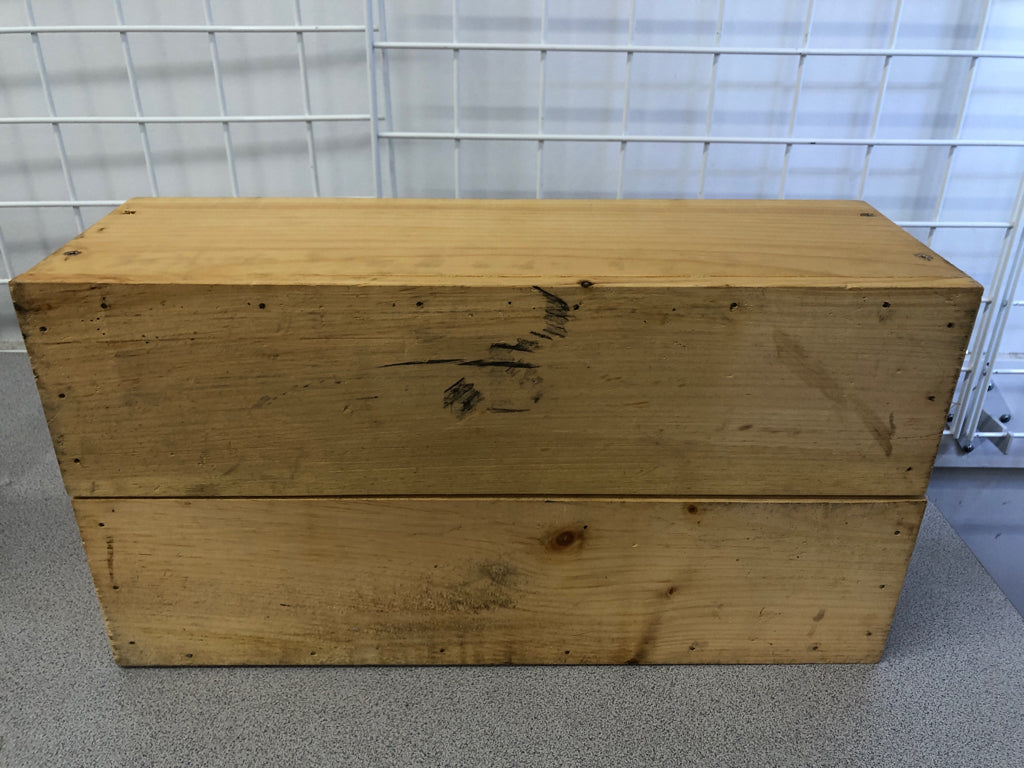 WOODEN CRATE W/ LONG HANDLE & 2 DIVIDERS.