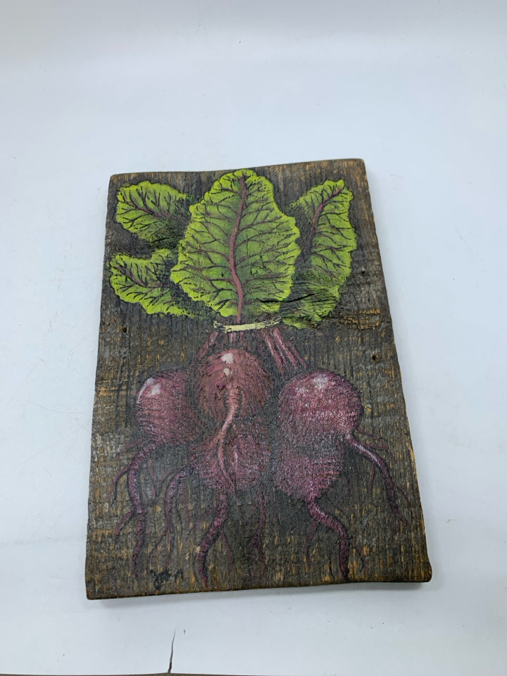 WOOD PLAQUE W/ PAINTED RADISH BUNDLE RUSTIC LOOKING.