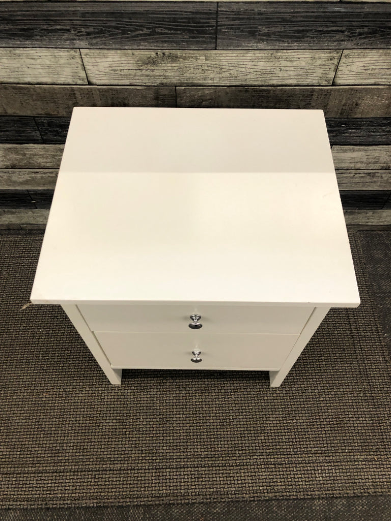 2-DRAWER WHITE SIDE TABLE.