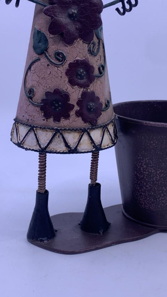 ROOSTER FACE SCARECROW METAL PLANTER.
