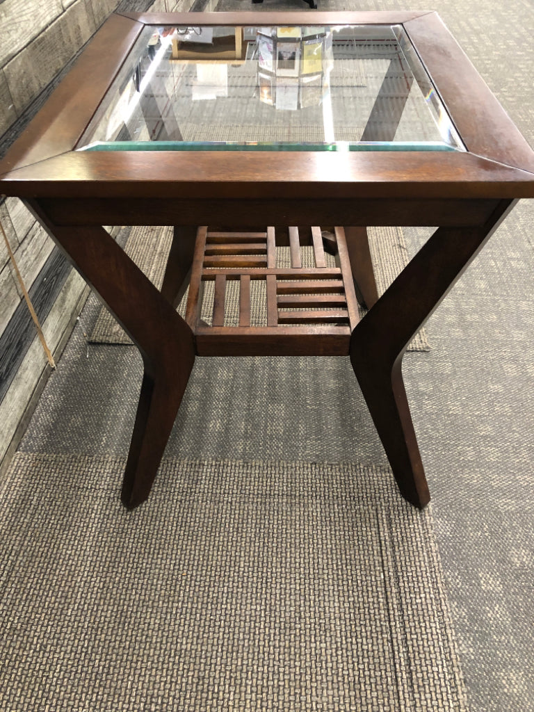 DK WOOD SIDE TABLE W/GLASS TOP.