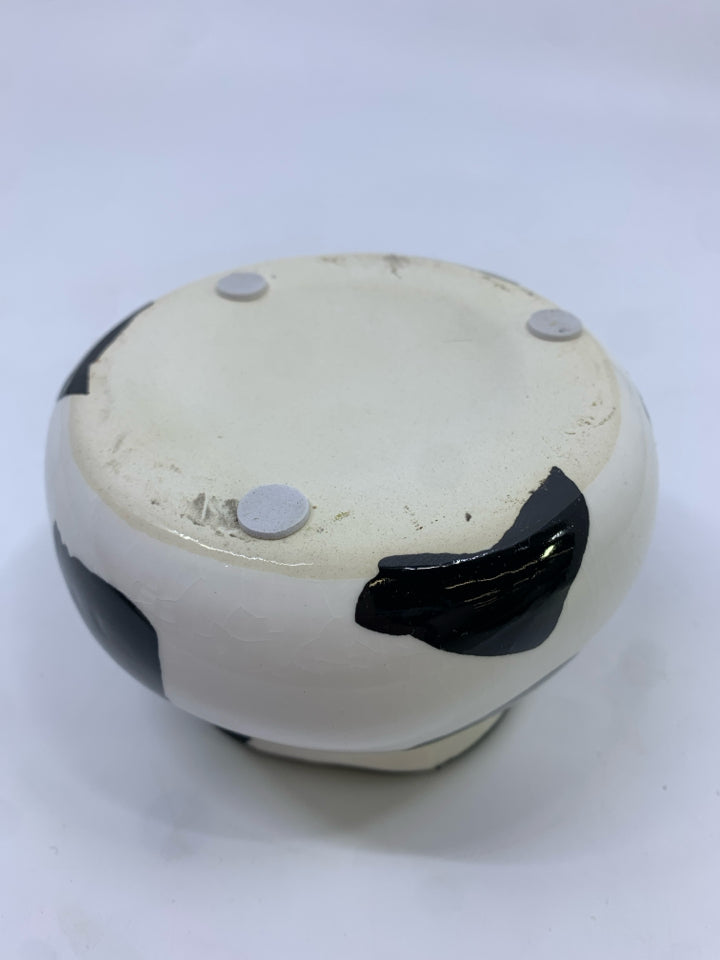 B&W GEOMETRIC VASE.