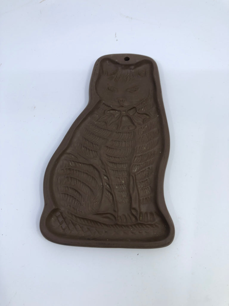BROWN CAT HARTSONE COOKIE MOLD.