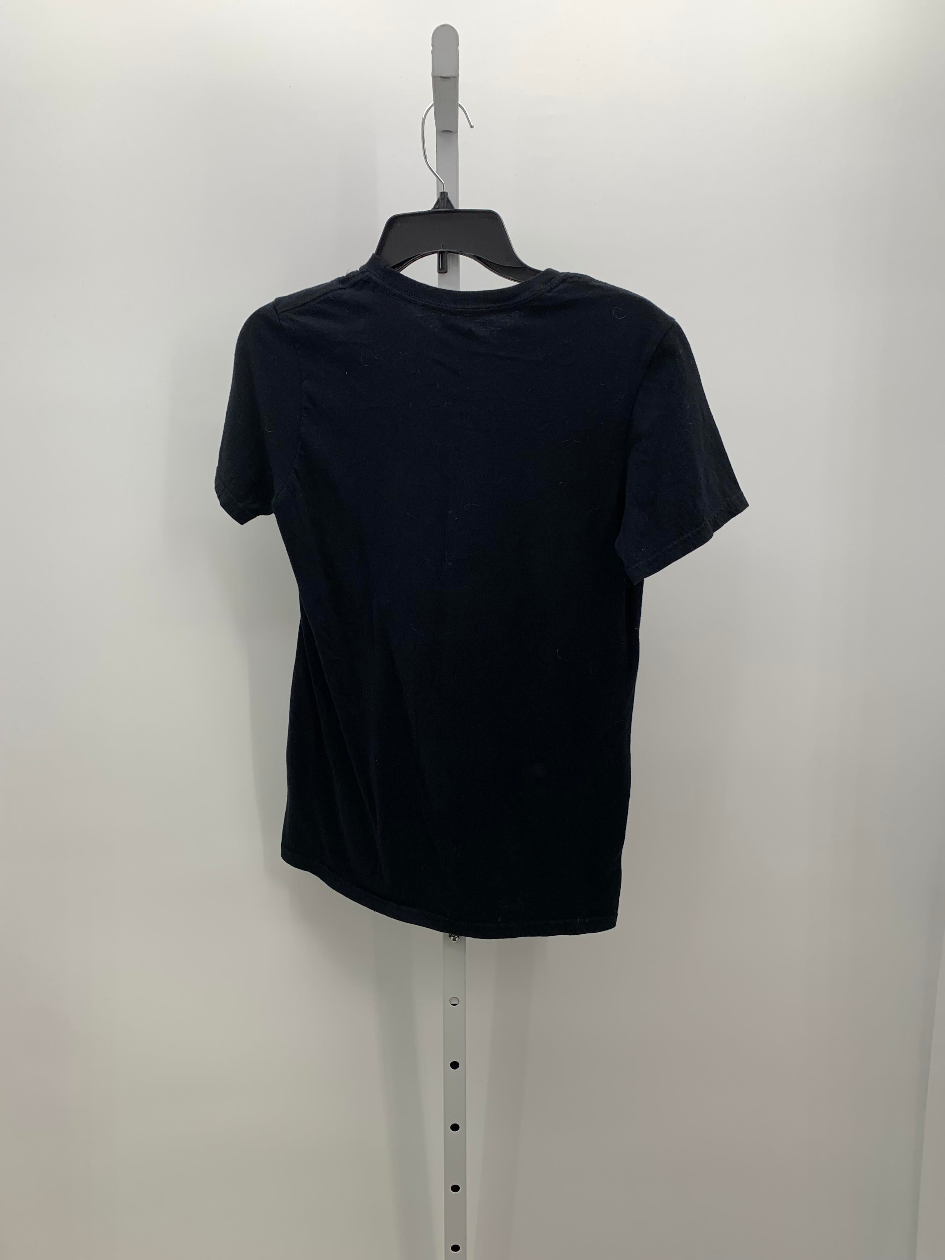 GRAPHIC TEE.