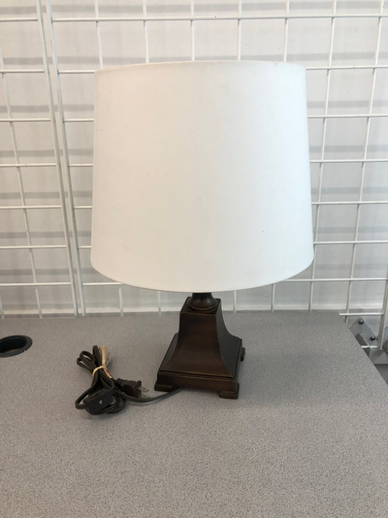 SM BROWN LAMP W/WHITE SHADE.