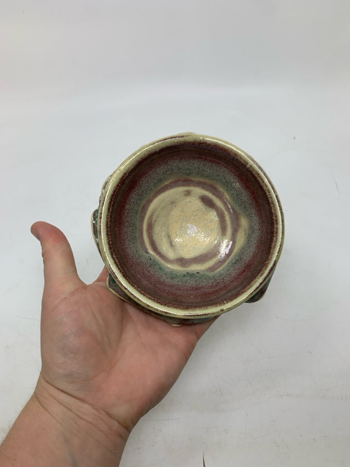 FOOTED TAN/RED PATTERN SMALL POTTERY BOWL.