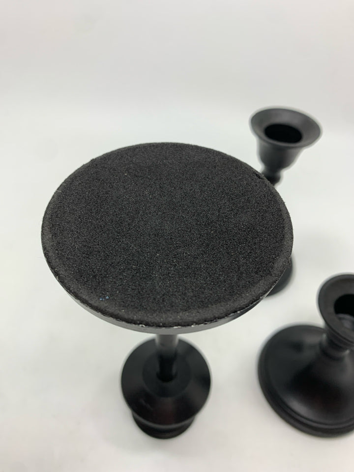 3PC BLACK CANDLESTICK HOLDERS.