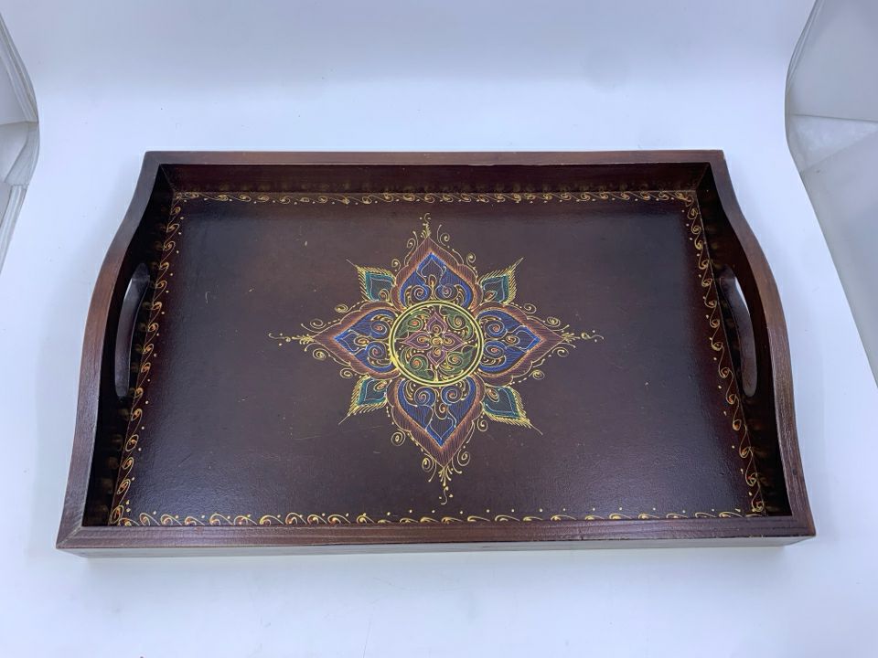 BROWN WOOD TRAY W/ COLORED MEDALLION IN CENTER W/ HANDLES.