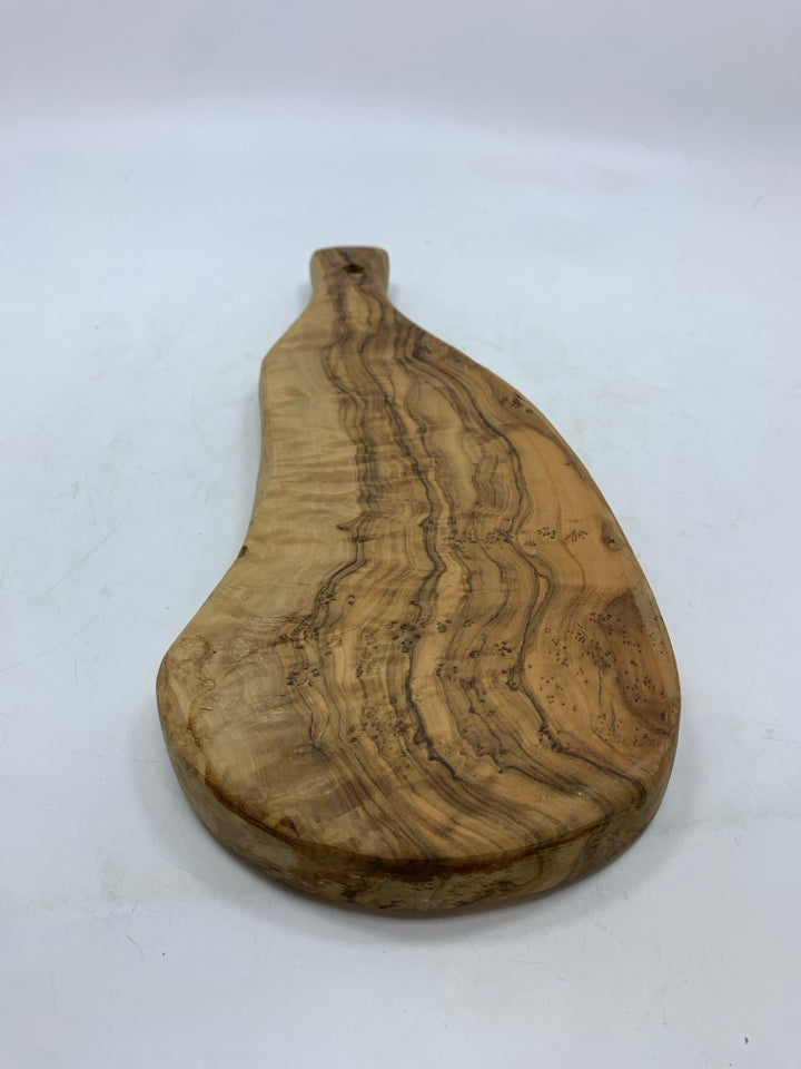 CURVED WOOD CUTTING BOARD.