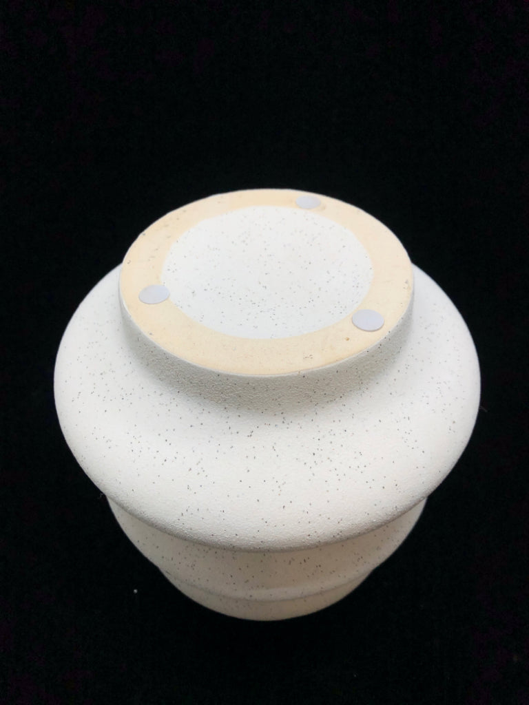 WHITE SPECKLED STACKED RINGS DESIGN CERAMIC VASE.