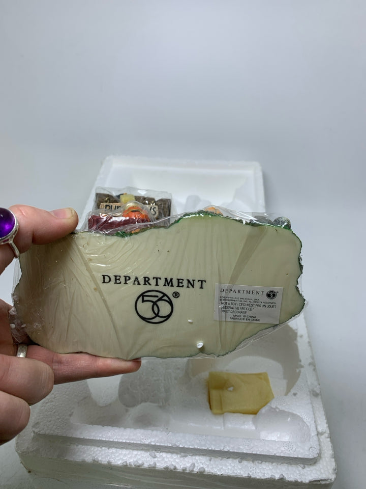 IN BOX DEPT 56 HALLOWEEN VILLAGE PUMPKIN STAND ACCESSORY RETIRED.
