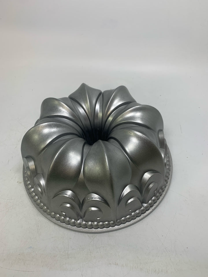 FLEUR DE LIS BUNDT CAST ALUMINUM BUNDT PAN.