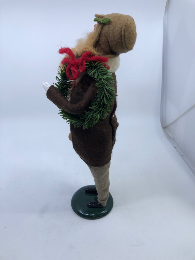 BYERS' CHOICE MAN W TOY AND WREATH-1995.