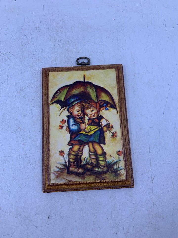 WOOD PLAQUE CHILDREN UNDER UMBRELLA.