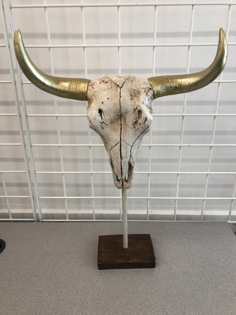 COW SKULL FIGURINE W/GOLD HORNS.