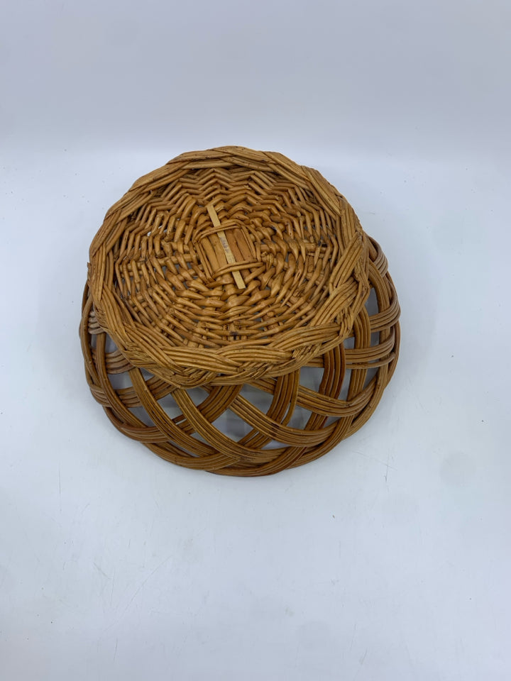 LOOSE/LACE CARMEL BASKET W/ FOOTED BRAIDED BOTTOM.