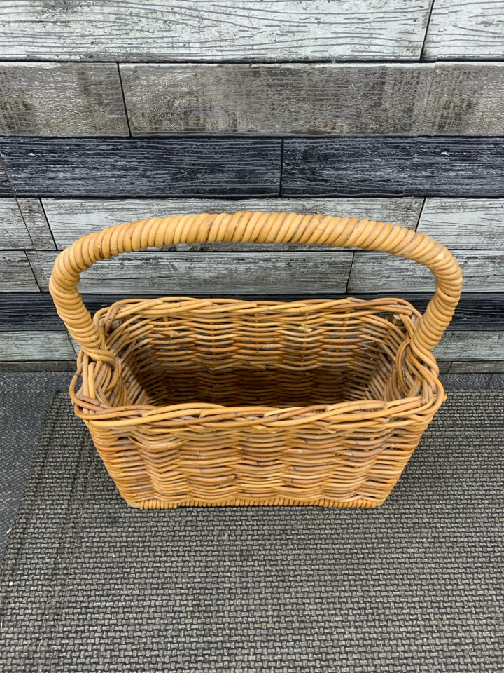 THICK WOVEN WICKER MAGAZINE HOLDER.