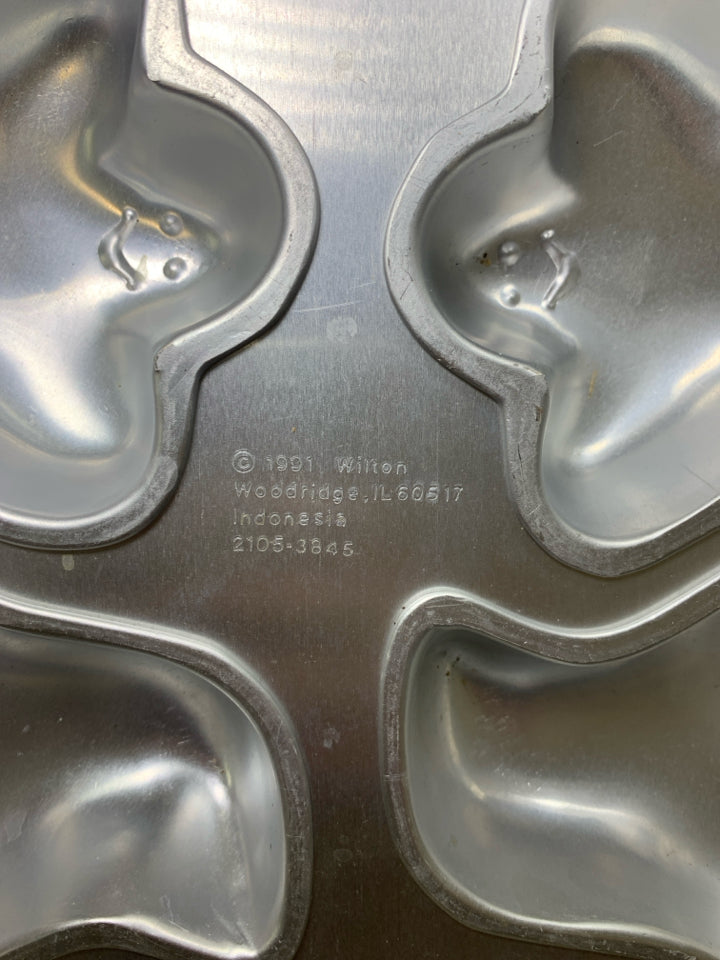 VTG WILTON 6 SLOT GHOST BAKE PAN.
