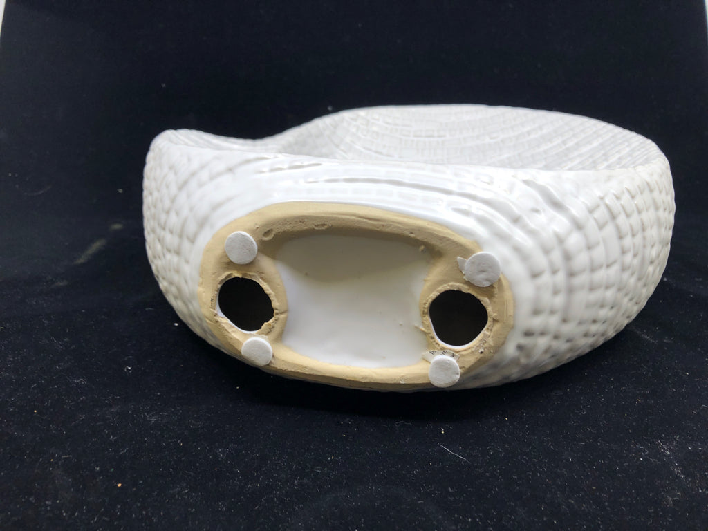 WHITE ROUND CERAMIC CENTERPIECE.