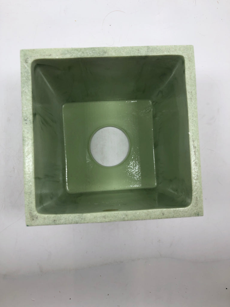 HEAVY GREEN MARBLED TISSUE BOX HOLDER.