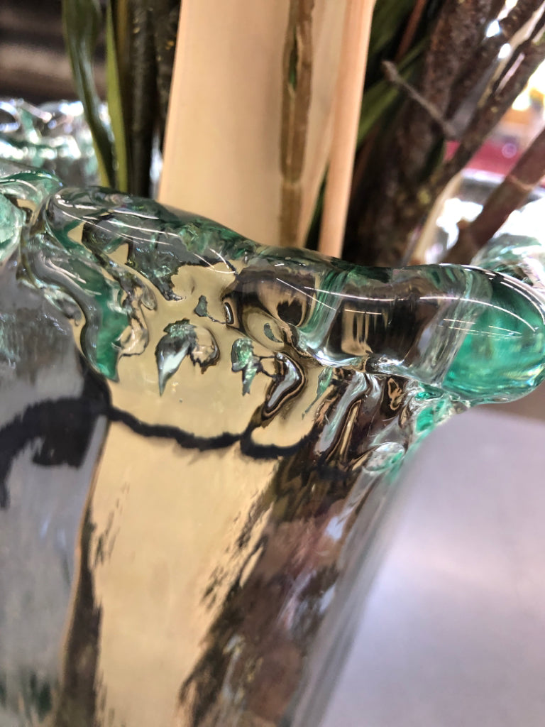 BLUEBERRY FLORAL ARRANGEMENT IN GLASS VASE.