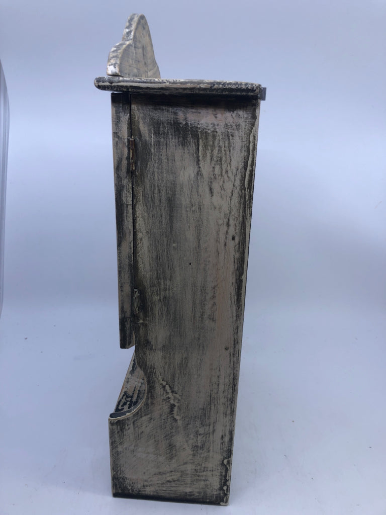 SMALL CREAM DISTRESSED MINI CABINET W DRAWERS.