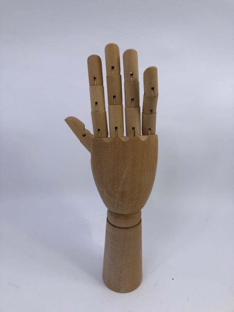 WOODEN ARTISTS PERSPECTIVE HAND.