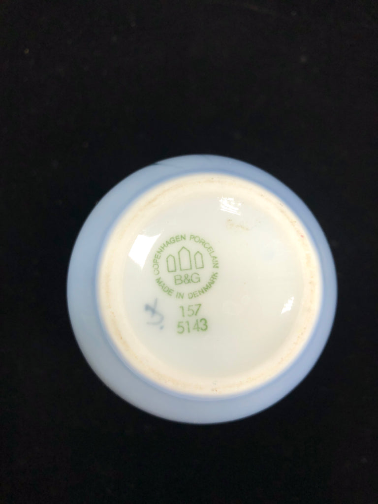 VTG SM WHITE PORCELAIN BUD VASE W/FLORAL DESIGN.