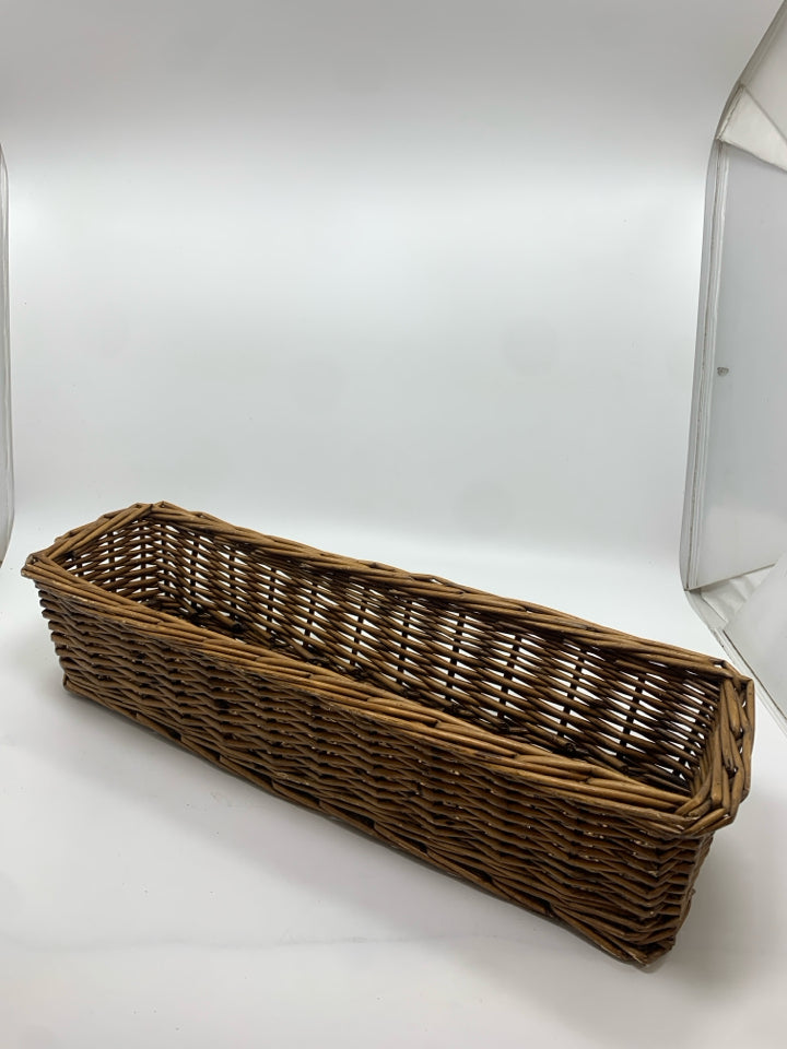 RECTANGLE WICKER BASKET.