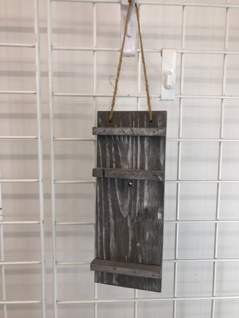 HANGING MASON JAR VASE W/FLORALS & GRAY WOOD BACK.